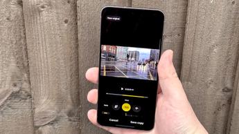 Samsung Galaxy S25 usando la función de borrado de audio para eliminar el ruido de fondo