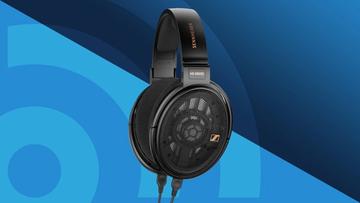 Sennheiser-hovedtelefoner med ledning på en livlig baggrund med techradar-logoet synligt