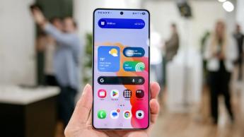 Reseña práctica del Samsung Galaxy S25 Edge con primer plano del diseño y la pantalla