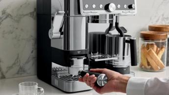 Cafeteira Ninja Luxe Café Pro sobre a bancada da cozinha