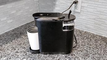 Una macchina da caffè monodose Keurig K-Mini Mate sul piano della cucina