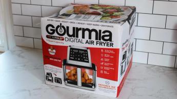 Fritadeira elétrica digital Gourmia Fry 'N Fold sobre uma bancada de cozinha