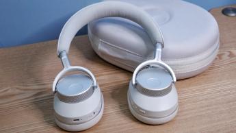 Cambridge Audio Melomania P100 SE kabellose Kopfhörer mit Ladecase auf einem Tisch