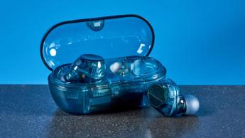 Ein Paar blaue Sony WF-C710N True Wireless In-Ear-Kopfhörer auf weißem Hintergrund