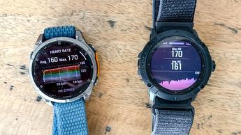 Garmin Fenix 8 y Coros Vertix 2S, relojes GPS multideporte, uno al lado del otro
