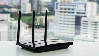 En trådlös Wi-Fi-router placerad på ett fönsterbräde