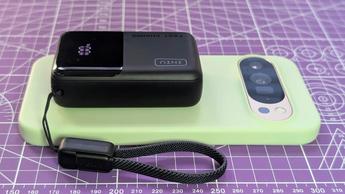 Power bank portátil Iniu P50-E1 de 45W ao lado do smartphone Google Pixel 10 Pro XL