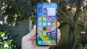 Apple iPhone 14 som visar hemskärmens gränssnitt