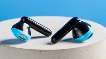 Schwarz-blaue H2O Audio Ript-Lite Ohrhörer auf blauem Hintergrund – ideal für Sport und den täglichen Musikgenuss