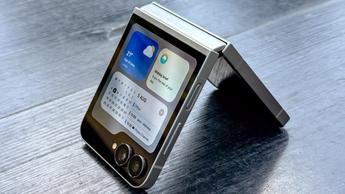 Samsung Galaxy Z Fold 7 FE en modo carpa sobre una mesa