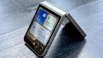 Samsung Galaxy Z Fold 7 FE em modo tenda com tela flexível