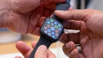Apple Watch Series 10-smartklocka hålls i en persons hand