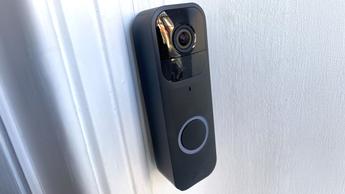 Timbre de video Blink instalado en el marco de una puerta principal