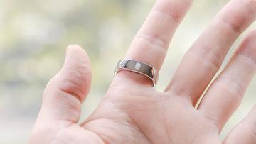 Nærbillede af Ringconn Gen 2 Air smart ring båret på en persons pegefinger