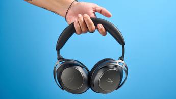 Et trådløst HyperX Cloud Alpha 2 gaming-headset med polstrede ørekopper og aftagelig mikrofon