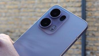 Oppo Reno 13 Pro med elegant design