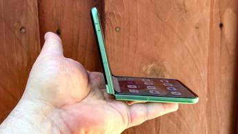 Vista lateral de un smartphone Motorola Razr con la pantalla plegable abierta en un ángulo de 90 grados