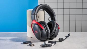 Ett svart och rött HyperX Cloud III S trådlöst gamingheadset med vadderade öronkåpor