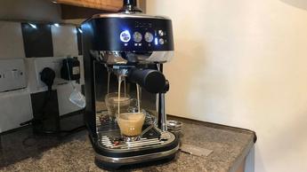 Máquina de espresso Breville Bambino Plus em uma bancada de cozinha
