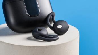 Schwarz-blaue H2O Audio Ript-Lite kabellose Ohrhörer auf blauem Hintergrund – ideal für Workouts und den täglichen Gebrauch