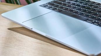 En 15-tums MacBook Air med M4-chip öppen på ett kreativt skrivbord