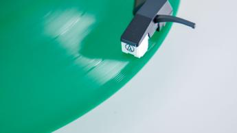 Audio Technica Sound Burger tragbarer Plattenspieler auf einem Tisch