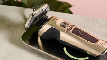 Rasoio elettrico Philips S9000 Prestige su una base di ricarica wireless