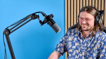 Das Maono PD1300X Podcast-Mikrofon mit XLR- und USB-C-Anschlüssen, abgebildet an einem Mikrofonarm mit Ein-Knopf-Regler und Stummschalttaste