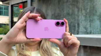 Apple iPhone 16-recension med närbild på den nya smartphonen