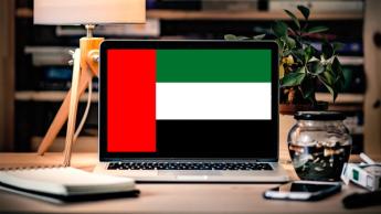 노트북 화면에 표시된 UAE 국기, 국가 자부심과 디지털 연결성을 상징
