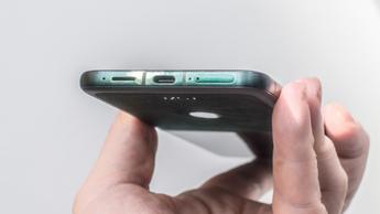 Motorola Razr Ultra 2025 i scarab-farve, der viser USB-C opladningsporten i bunden