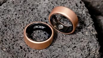 Nahaufnahme von zwei roségoldenen Acer FreeSense Smart-Ringen auf einer mondähnlich strukturierten Oberfläche