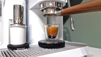 Macchina da espresso Meraki su un piano da cucina