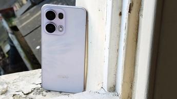 Oppo Reno 13 Pro-smartphone med elegant design