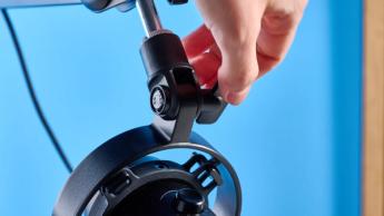 Das Maono PD1300X Podcast-Mikrofon mit XLR- und USB-C-Anschlüssen, montiert an einem Schwenkarm, mit Ein-Knopf-Drehregler und Stummschalttaste