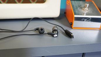 Skullcandy Set USB-C kablede øretelefoner ligger på en grå overflade