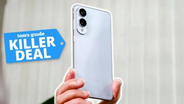 Galaxy S25 Edge-smartphone holdes i hånden med mærkat, der viser et særligt tilbud