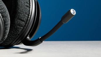 Ein schwarzes Belkin SoundForm Adapt kabelloses Headset mit gepolsterten Ohrmuscheln
