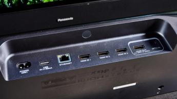 Das schwarze JBL Bar 1300x Soundbar-System mit HDMI-Anschlüssen, zwei kabellosen Surround-Lautsprechern und Subwoofer