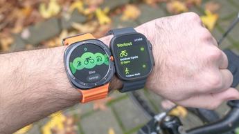 Samsung Galaxy Watch Ultra und Apple Watch Ultra 2 nebeneinander am Handgelenk einer Person
