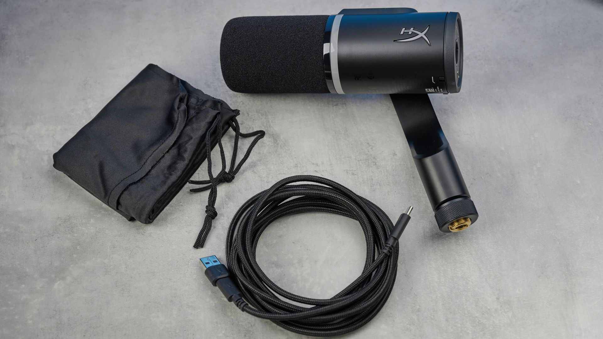 Das HyperX Flipcast Streaming-Mikrofon an einem Schwenkarm mit RGB-LED-Beleuchtung, ausgestattet mit XLR- und USB-C-Anschlüssen