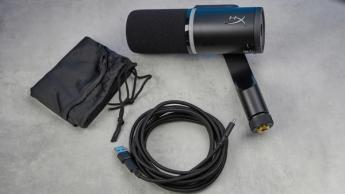 Das HyperX Flipcast Streaming-Mikrofon an einem Schwenkarm mit RGB-LED-Beleuchtung, ausgestattet mit XLR- und USB-C-Anschlüssen