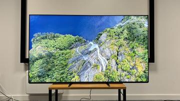 Телевизор Sony Bravia 9 Mini LED с ярким изображением горного пейзажа на экране