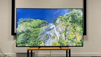 Телевизор Sony Bravia 9 Mini LED с ярким изображением горного пейзажа на экране