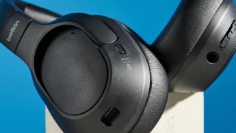 Belkin Soundform Isolate kabellose Kopfhörer in Schwarz mit weichen Ohrpolstern, integrierten Bedientasten und aktiver Geräuschunterdrückung