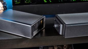 Das schwarze JBL Bar 1300x Soundbar-System mit HDMI-Anschlüssen, zwei abnehmbaren Surround-Lautsprechern und einem kabellosen Subwoofer