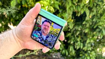 Persona sosteniendo un smartphone Motorola razr en la mano