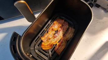 Fritadeira elétrica Philips série 3000 com dois cestos sobre a bancada da cozinha