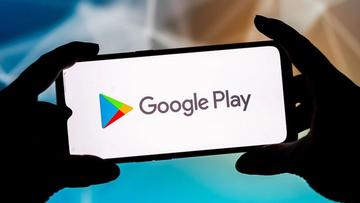 En Google Play-logotyp visas på en smarttelefonskärm