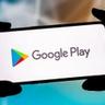 Um smartphone a exibir o logótipo da Google Play